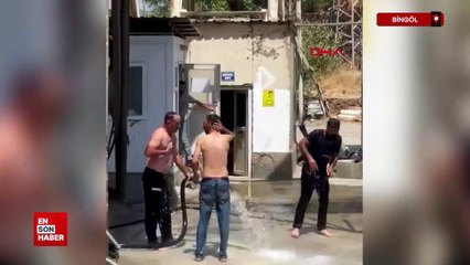 Bingöl’de sıcaklık 40 dereceyi aştı işçiler hortumla serinledi