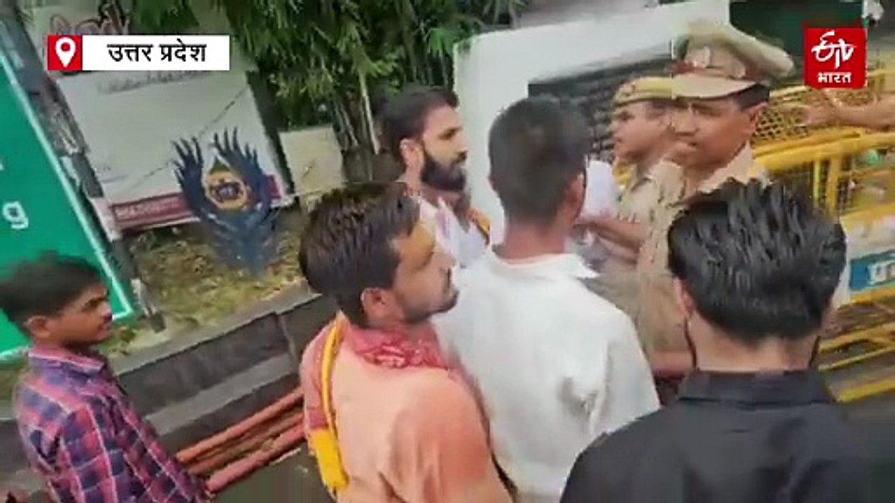 प्राइवेट स्कूलों में महंगी फीस और किताबों के विरोध में कावड़ यात्रा लेकर मुख्यमंत्री आवास पहुंचे छात्र