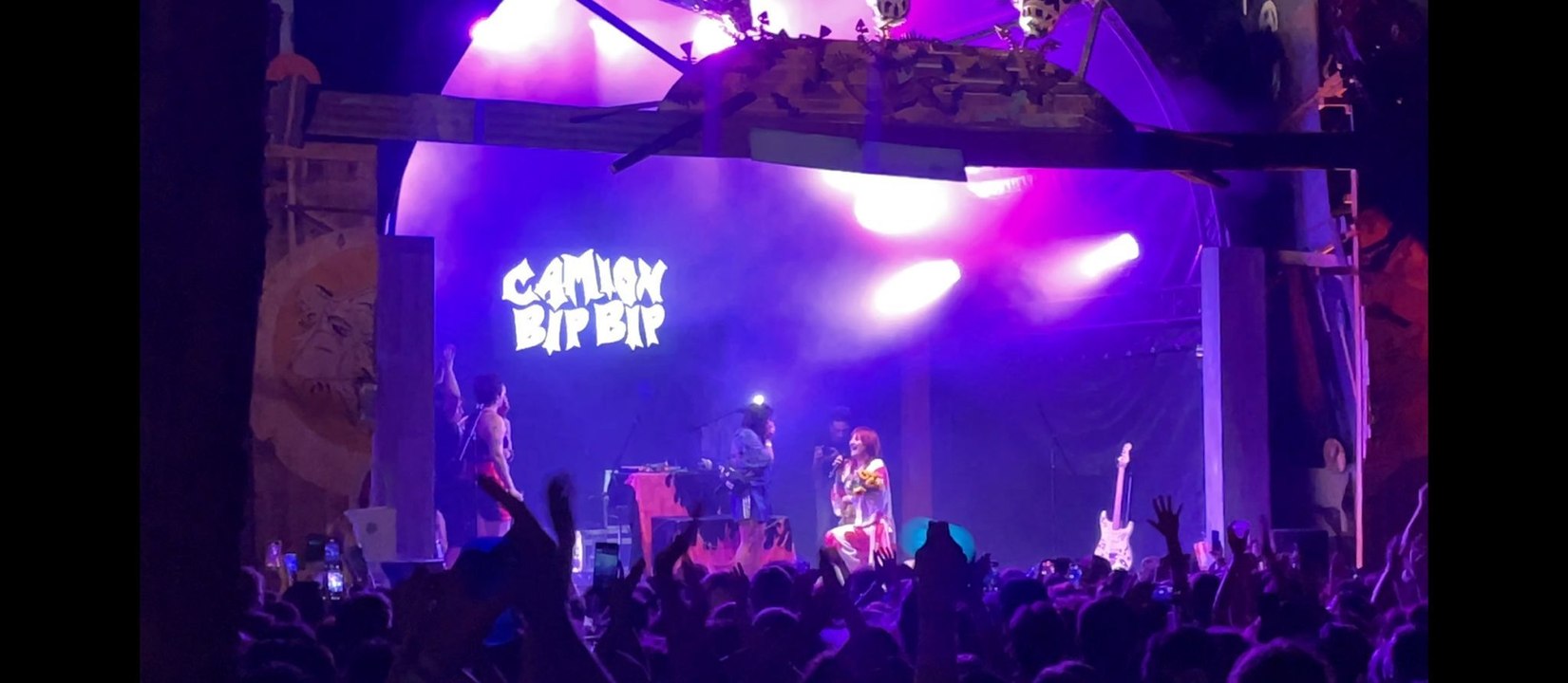 Au festival Esperanzah!, une demande en mariage lesbiqueen pendant le concert de Camion Bip Bip