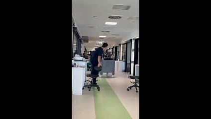 İzmir Şehir Hastanesi'nde hemşirelerin sandalyeleri toplatıldı.