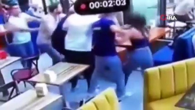 Sen misin tokat atan! Kadın garson müşteriyi evire çevire dövdü