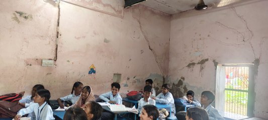 VIDEO: स्कूल भवन की दुर्दशा को लेकर राजकीय विद्यालय पहुंचे अभिभावक
