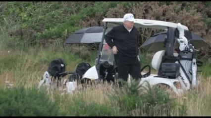 Donald Trump in Scozia gioca a golf col figlio Eric