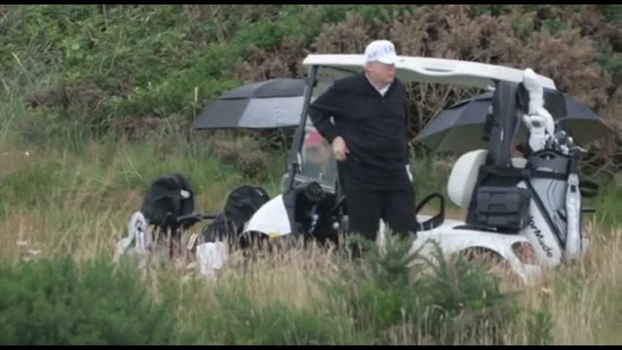 Donald Trump in Scozia gioca a golf col figlio Eric