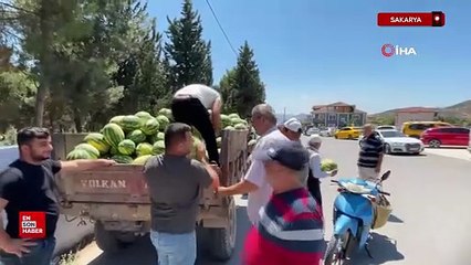 Sakarya'da tonlarca karpuzu satın alarak ücretsiz dağıttı
