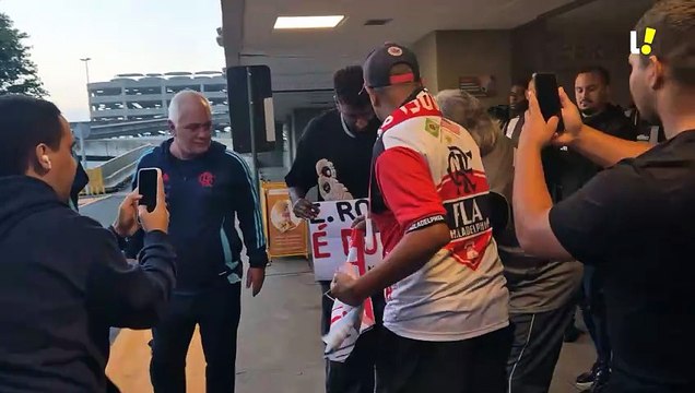 Emerson Royal chega ao Rio de Janeiro para assinar com o Flamengo