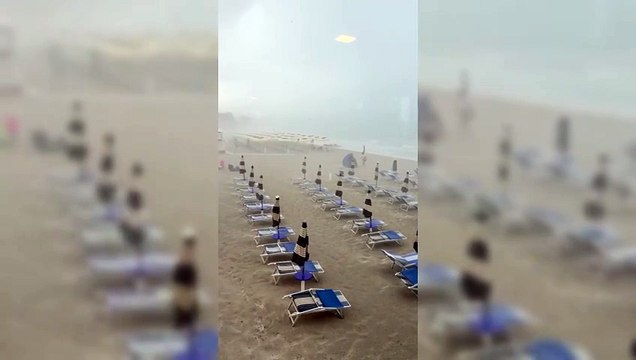 Alghero, violento nubifragio sulla spiaggia di Maria Pia: i bagnanti si riparano negli stabilimenti