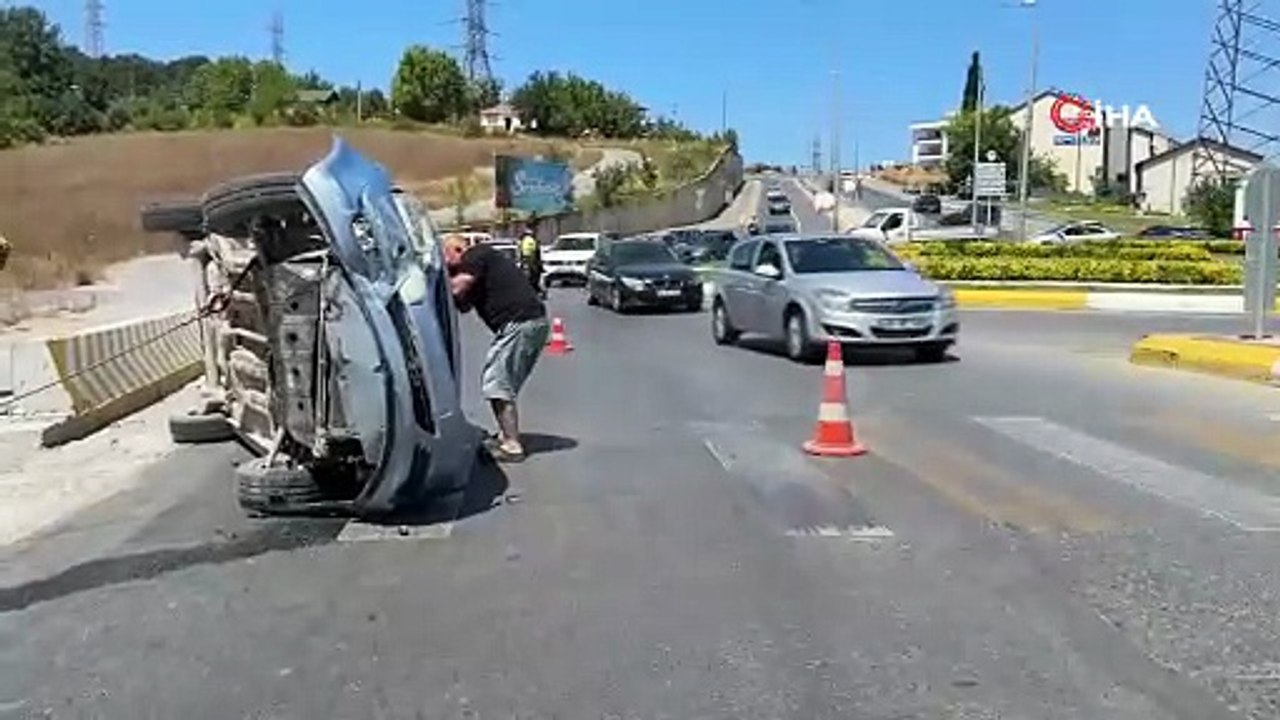 Polis kontrol noktası karşısında otomobil devrildi: 1 yaralı