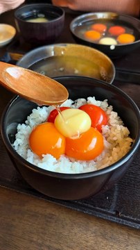 ブランド卵を使った卵かけご飯が最高😊 文京区千石にある喜三郎農場の卵かけご飯御膳ではブランド卵が食べ放題！🥚 「喜三郎農場」 📍 東京都文京区千石1-23-11 卵かけご飯御膳　1,200円 ⏰11:00〜14:30/17:00〜22:00 🏫不定休 tabelog.com/tokyo/A1323/A132301/13093220/ #東京グルメ#東京カフェ#巣鴨グルメ#巣鴨カフェ#japanesefood #japantrip #tokyofood#japanfoo