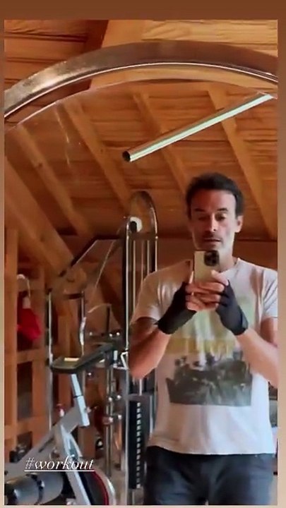 Anthony Delon dévoile la salle de sport de la demeure de Douchy sous les toits d'une dépendance