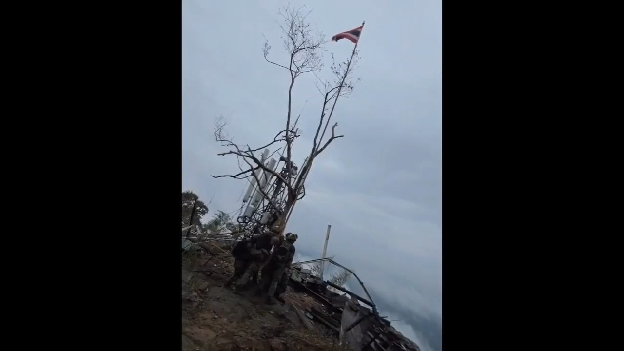 ภาพทหารไทยร่วมร้องเพลงชาติที่ภูมะเขือ