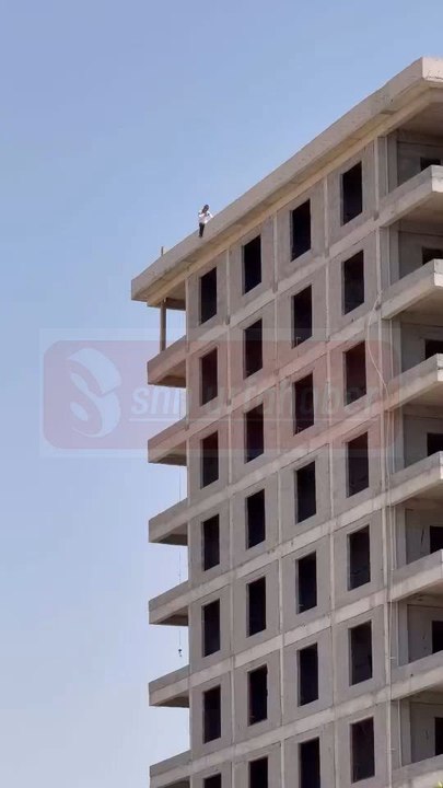 Şanlıurfa’nın Karaköprü ilçesinde öğlen saatlerinde yaşanan olayda, bir şahıs henüz bilinmeyen bir nedenle 11 katlı bir inşaatın tepesine çıkarak intihar girişiminde bulundu.