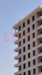 Şanlıurfa’nın Karaköprü ilçesinde öğlen saatlerinde yaşanan olayda, bir şahıs henüz bilinmeyen bir nedenle 11 katlı bir inşaatın tepesine çıkarak intihar girişiminde bulundu.
