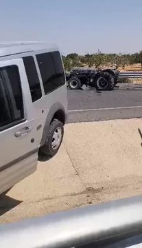 Şanlıurfa’nın Birecik ilçesi ile Gaziantep’in Nizip ilçesi arasındaki karayolunda traktör ile hafif ticari aracın çarpıştığı kazada 2 kişi yaralandı.