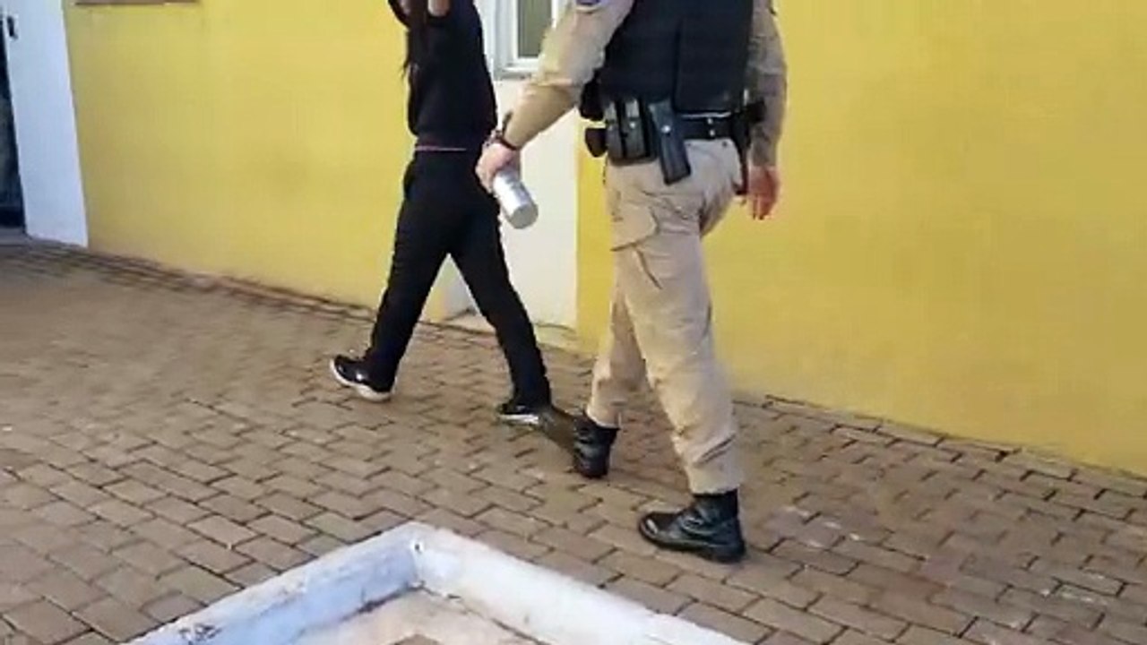 Briga de casal começa em bar e, após troca de socos, termina delegacia