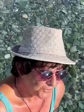 Η Φωτεινή Βελεσιώτου τραγουδά μέσα στη θάλασσα – Τα στιγμιότυπα από τις διακοπές στην Πελοπόννησο!