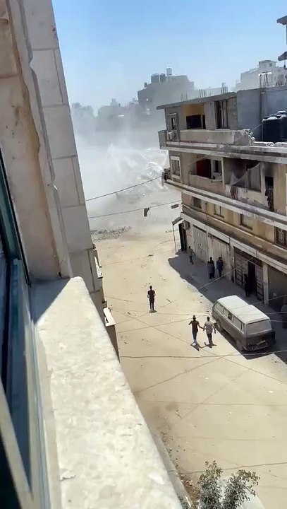 اسرائیلی دہشت گرد فوج نے  آج صبح غزہ میں عام شہریوں کے ایک گروپ کو نشانہ بنایا جس میں ایک شہید کی لاش کو اٹھا یاجارہاہے