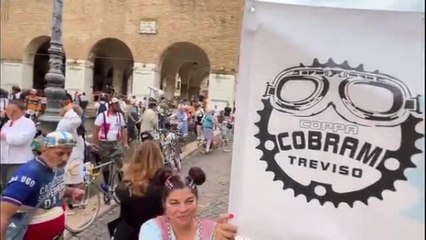 Coppa Cobram a Treviso, la corsa dedicata a Fantozzi tra bici sgangherate e nuvolette