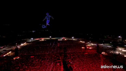 Show di Geolier: prima spettacolo di droni e poi vola sul pubblico