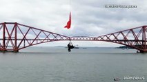 In Scozia attivisti Greenpeace sospesi sul ponte per bloccare nave