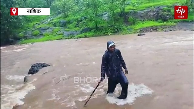 शिक्षणासाठी विद्यार्थ्यांचा नदीतून जीवघेणा प्रवास; प्रशासनाचे दुर्लक्ष