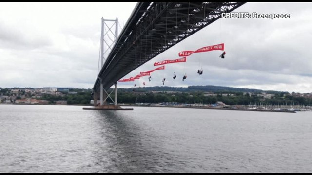In Scozia attivisti Greenpeace sospesi sul ponte per bloccare nave