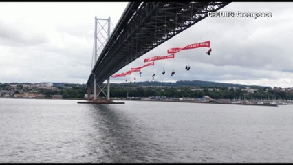 In Scozia attivisti Greenpeace sospesi sul ponte per bloccare nave
