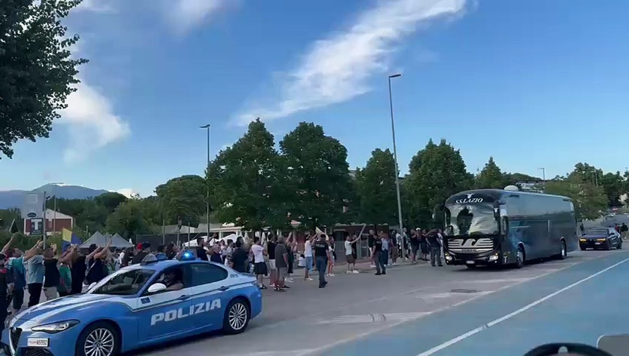Lazio, l'arrivo della squadra al Benito Stirpe per l'amichevole con l'Avellino