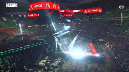 Los del Río hacen vibrar a todo el estadio de La Cartuja con 'La Macarena' en La Velada del Año 5