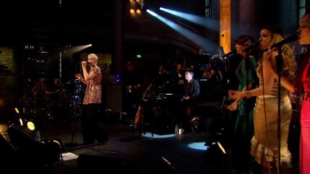 Here Comes the Rain Again (Eurythmics song) - Annie Lennox (live)