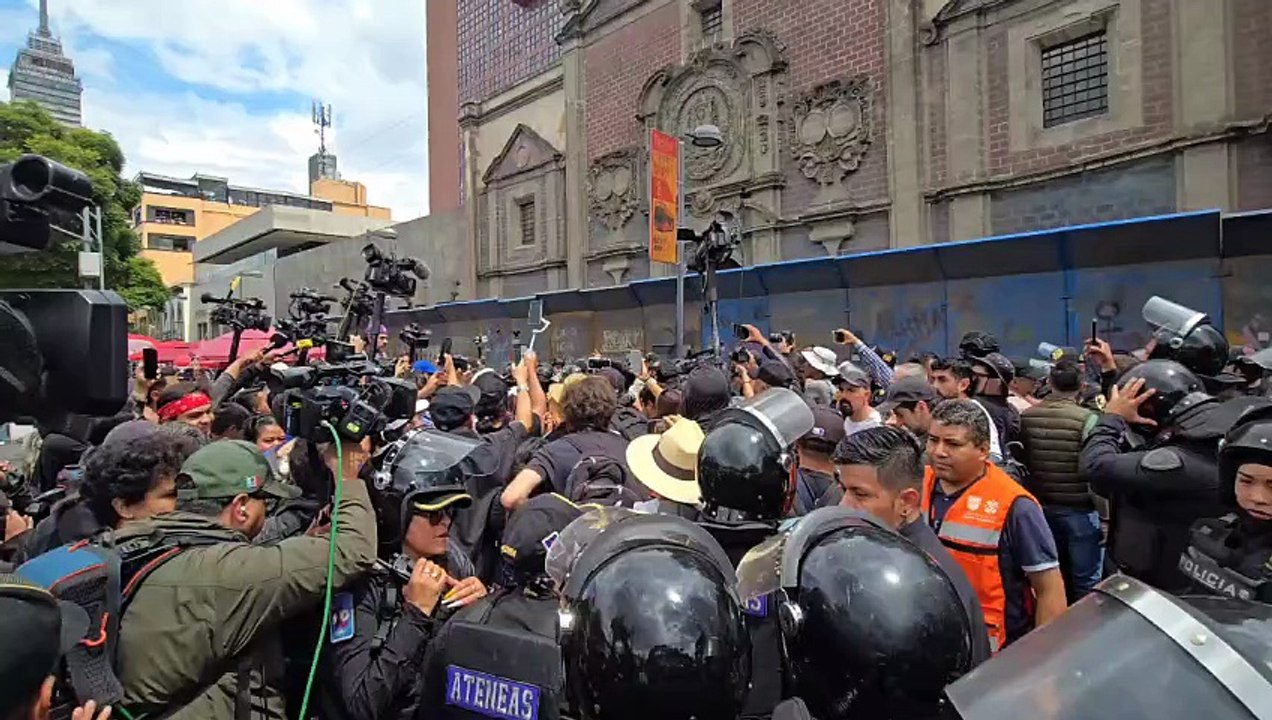 Ligero enfrentamiento entre policías y manifestantes