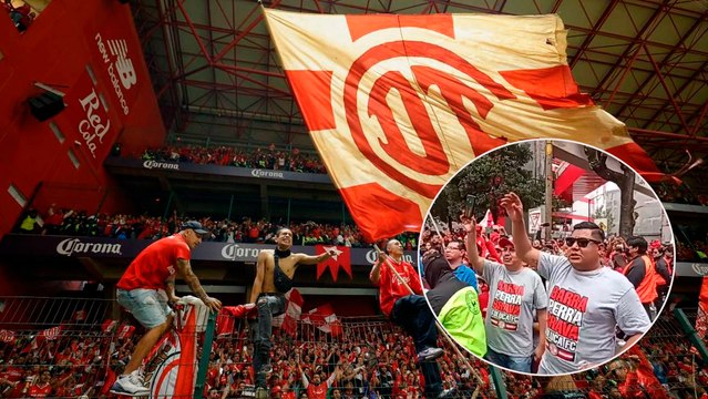 Afición de Toluca celebra el título de Campeón de Campeones en el Nemesio Diez