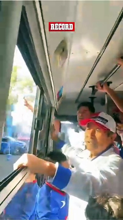 La afición de Cruz Azul ya va rumbo al Estadio  Olímpico Universitario. 🥵🥵