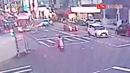 逆行超車! 台中轎車26日撞上對向公車 車輪都撞斷（警方提供）