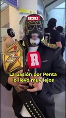 ¿SERÁ ÉL 🤯Este aficionado se caracterizó como el luchador mexicano Penta, uno de sus ídolos