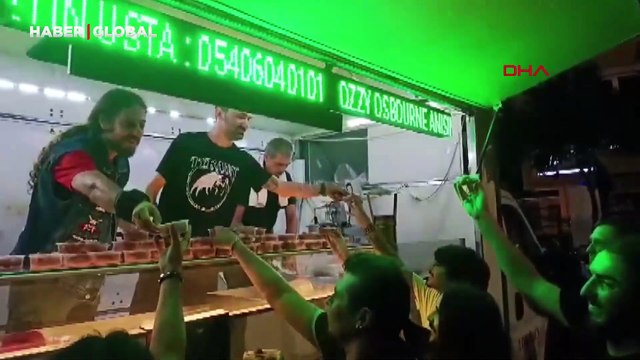 İngiliz şarkıcı ‘Ozzy’ anısına Adana'da lokma dökümü