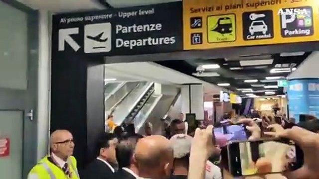 Calcio: Roma, Wesley arrivato a Fiumicino accolto dai tifosi giallorossi