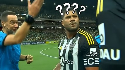 Surreale: l'arbitro ride e scherza con Hulk, poi lo ammonisce