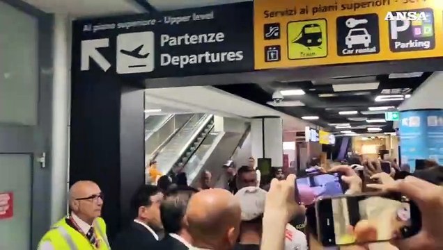 Calcio: Roma, Wesley arrivato a Fiumicino accolto dai tifosi giallorossi