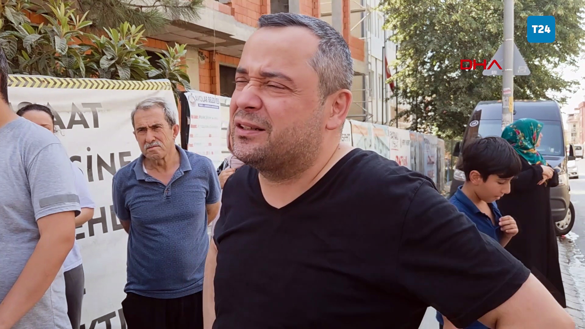 5 katlı binada yangın paniği; 2 kişi pencereden atladı; 1'i ağır 3 kişi yaralandı!