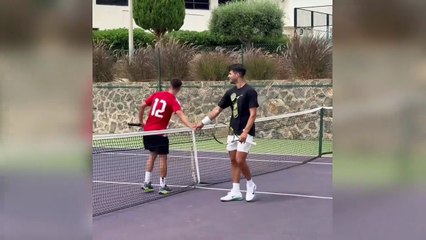 Alcaraz aprovecha para jugar al tenis con su hermano Sergio