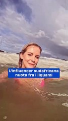 L'influencer sudafricana nuota fra i liquami (senza accorgersene)