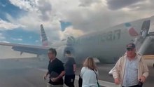 Video toont moment waarop landingsgestel van American Airlines-vliegtuig in brand vliegt tijdens het opstijgen