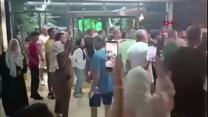 Klimaların çalışmadığı otelde müşteriler resepsiyonu bastı