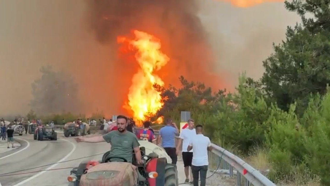 Locals battle raging wildfires in popular Turkey holiday destination