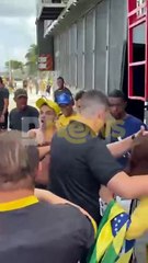 CONFUSÃO! Ciclista afrontoso 'faz o L' e irrita bolsonaristas em Salvador; veja vídeo