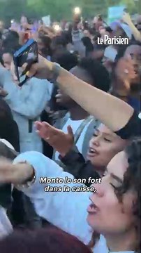 Tiakola fait danser 20 000 jeunes lors d'un concert gratuit