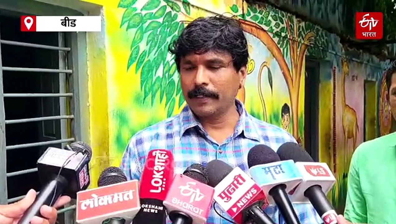 पावसानं बदाबदा गळतंय छत, वर्गात पाणीच पाणी; बीडमधील जिल्हा परिषद शाळेची दयनीय अवस्था; अजितदादा एकदा चक्कर माराच