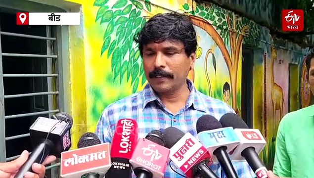 पावसानं बदाबदा गळतंय छत, वर्गात पाणीच पाणी; बीडमधील जिल्हा परिषद शाळेची दयनीय अवस्था; अजितदादा एकदा चक्कर माराच