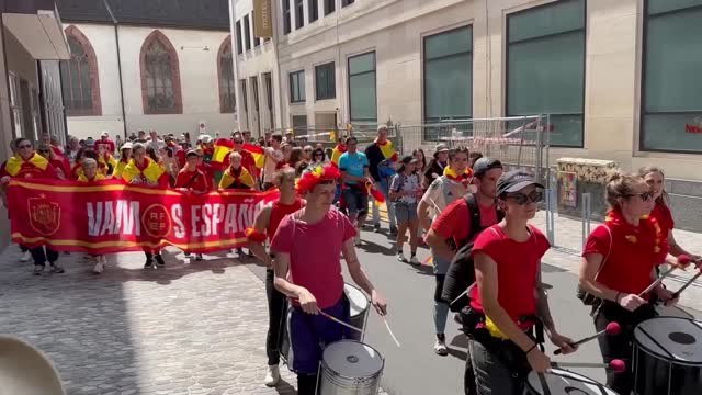 Finale - Les supporters espagnols envahissent Bâle